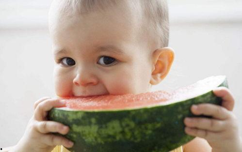 小孩吃瓜照片,小宝贝欢乐吃瓜瞬间