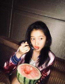 吃瓜老嫂子走路图片,揭秘吃瓜老嫂子的悠闲生活