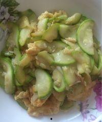 吃货吃角瓜炒鸡蛋视频,角瓜炒鸡蛋，家常菜中的清新佳肴