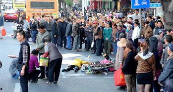 男子失败现场吃瓜,围观群众纷纷吃瓜热议