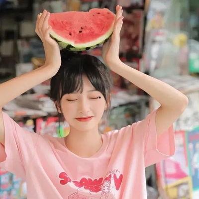 吃瓜少女姑娘图片,吃瓜少女的甜蜜冒险